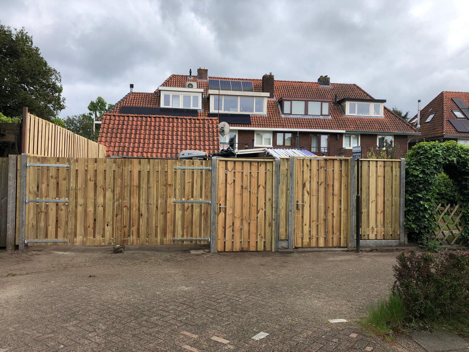 Schutting en poorten — voor en na — na